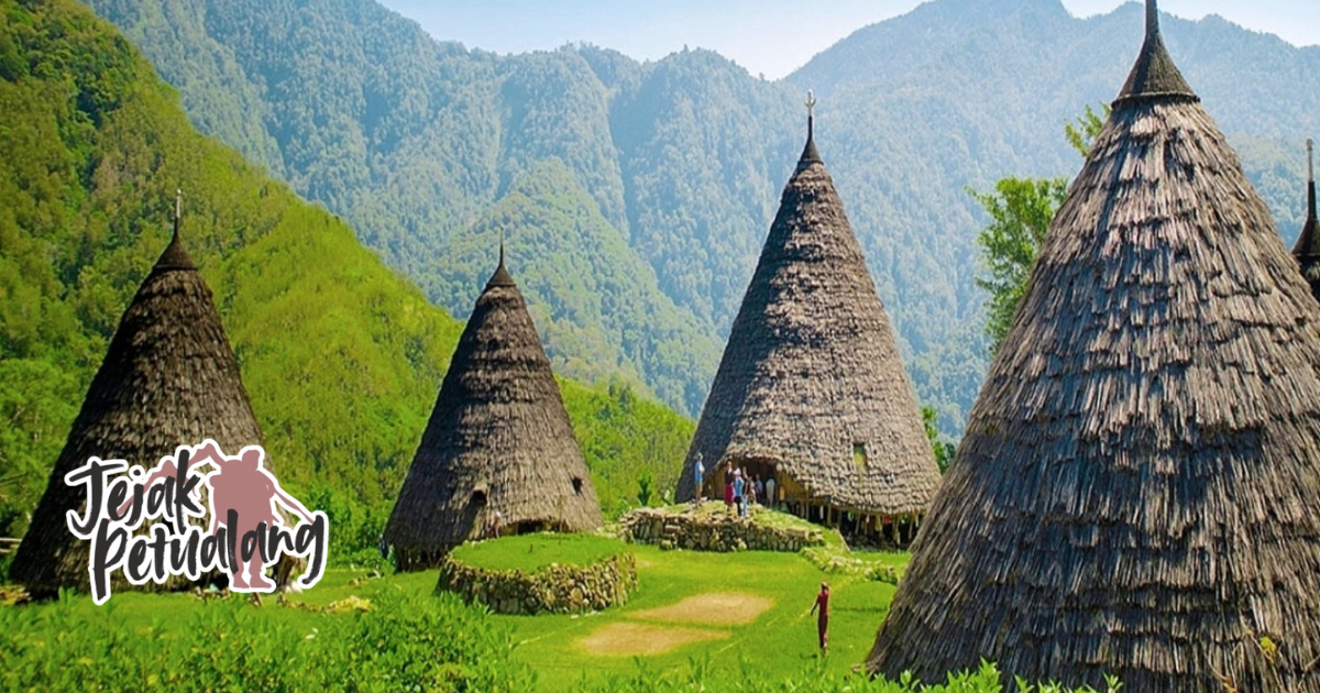Warga Wae Rebo mengikuti upacara adat Waelu tradisional