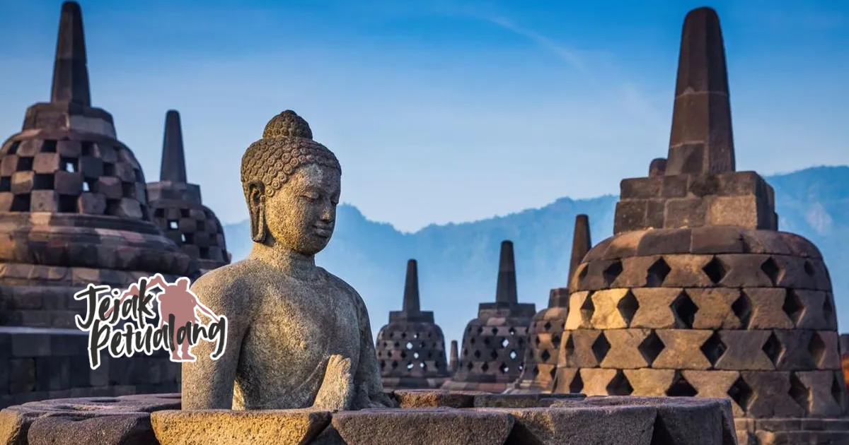 Pesona Candi Borobudur yang Mendunia 2 Pesona Candi Borobudur terlihat megah di tengah kabut pagi