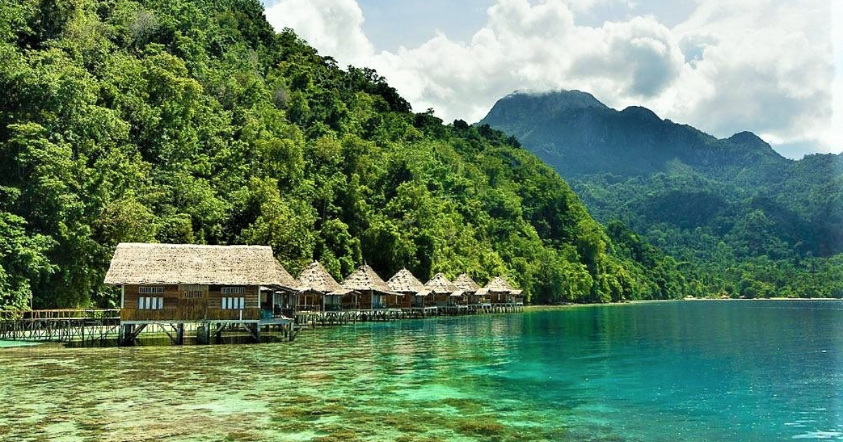 Petualangan wisata ke pantai ora di maluku eksotis